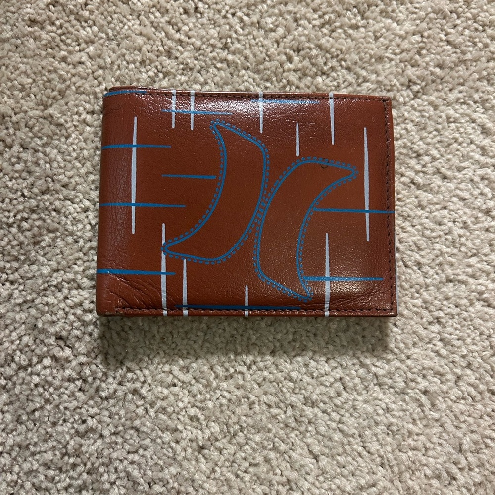 Hurly men's bifold leather wallet with a hands-up logo and nomad print inlay